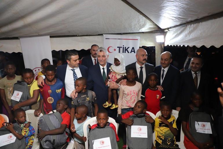 Bakan Bolat, Kamerunda ‘Sokak Çocuklarına Serigrafi Baskı Atölyesi Projesi’ni ziyaret etti