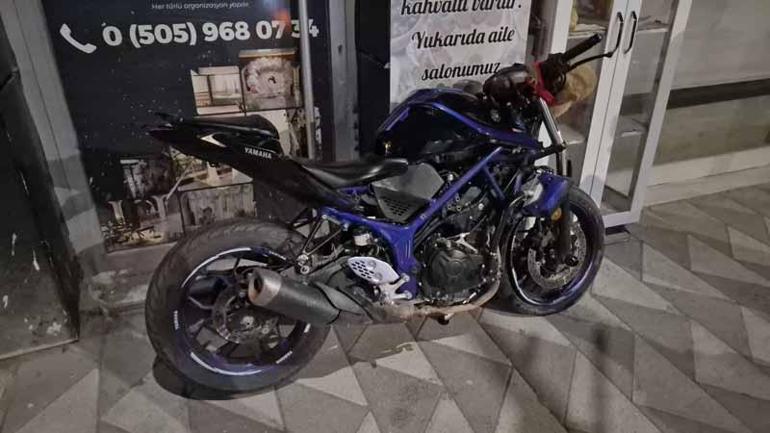 Eskişehirde motosiklet ile hafif ticari araç çarpıştı: 1i ağır 2 yaralı