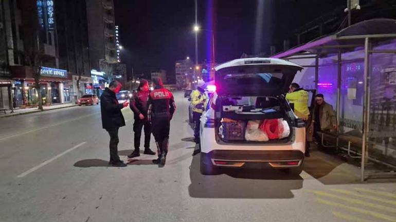 Eskişehirde motosiklet ile hafif ticari araç çarpıştı: 1i ağır 2 yaralı