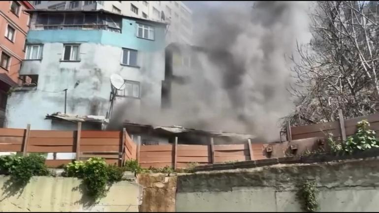 Kağıthane’de yangından son anda kurtulan kadın Evim gitti diyerek ağladı