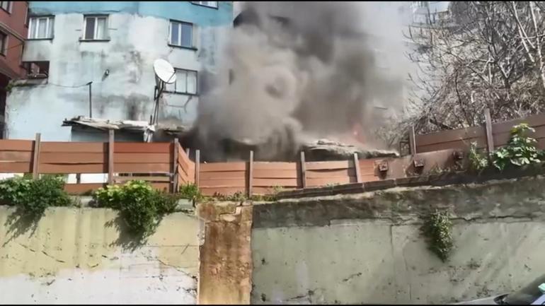 Kağıthane’de yangından son anda kurtulan kadın Evim gitti diyerek ağladı