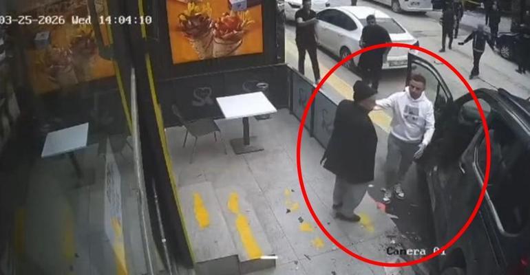 Sürücüsünün fren yerine gaza bastığı hafif ticari araç, 4 araca çarptı