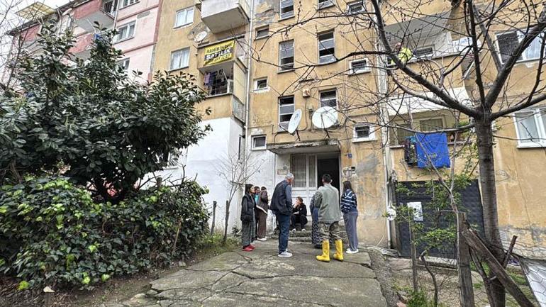 Evde tek başına olan çocuk çakmakla oynarken evi yaktı; 2 kişi dumandan etkilendi