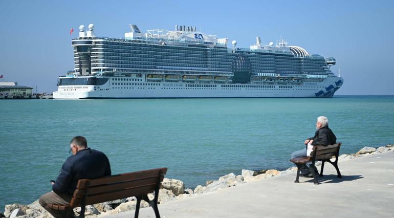 Kuşadasına kruvaziyerle 4 bin 12 turist geldi