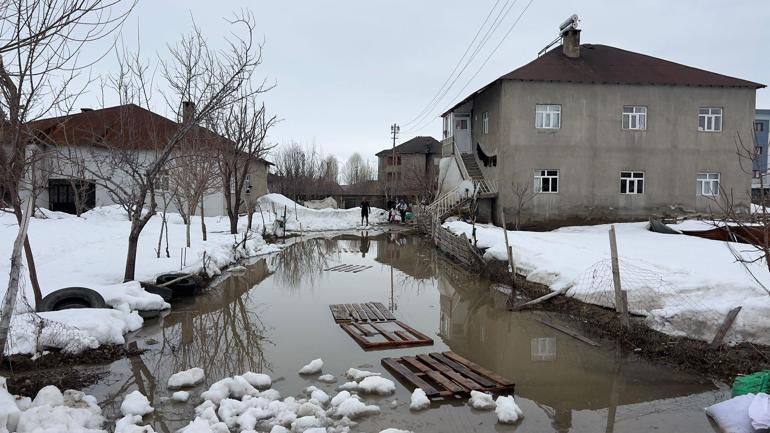 Yüksekovada biriken kar eriyince evlerin bahçeleri su ile doldu