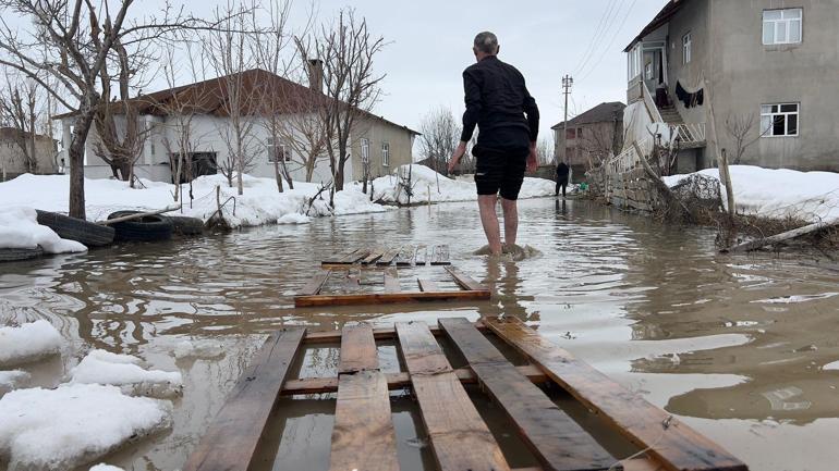 Yüksekovada biriken kar eriyince evlerin bahçeleri su ile doldu