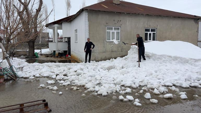 Yüksekovada biriken kar eriyince evlerin bahçeleri su ile doldu