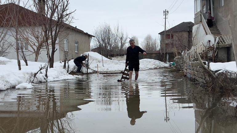 Yüksekovada biriken kar eriyince evlerin bahçeleri su ile doldu