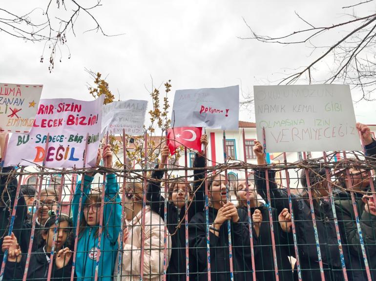 Ankarada okul binasının devredilmesine tepki gösteren öğrenci ve velilerden basın açıklaması
