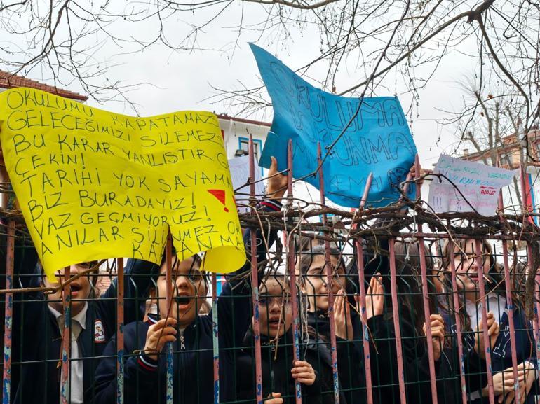 Ankarada okul binasının devredilmesine tepki gösteren öğrenci ve velilerden basın açıklaması
