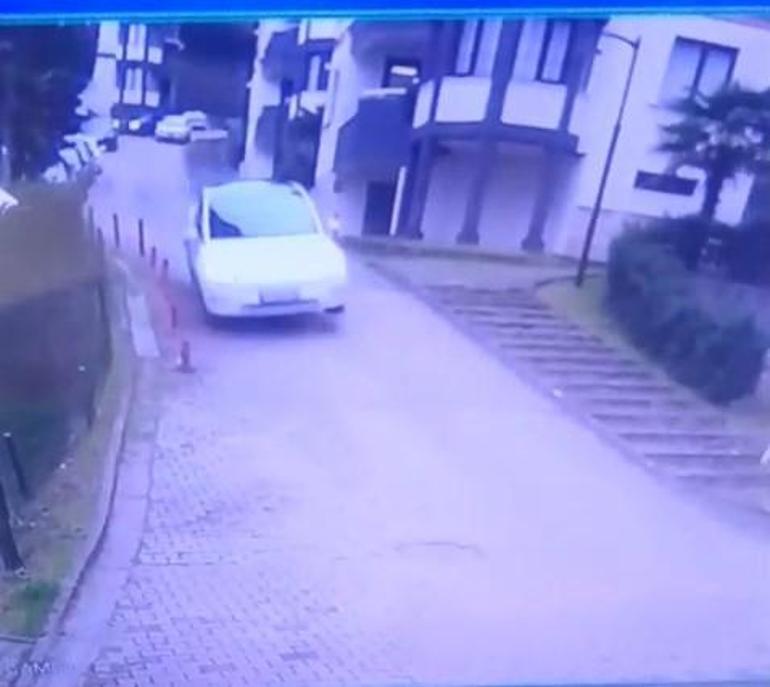 Otomobilin sitenin demir kapısını kırdığı kaza anı kamerada