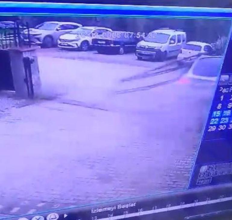 Otomobilin sitenin demir kapısını kırdığı kaza anı kamerada