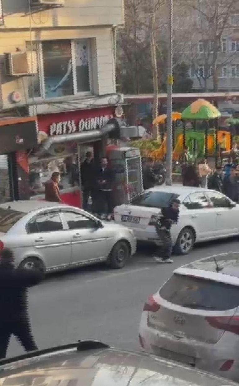 Fatihte etrafa rastgele bıçakla saldıran şüpheli kamerada