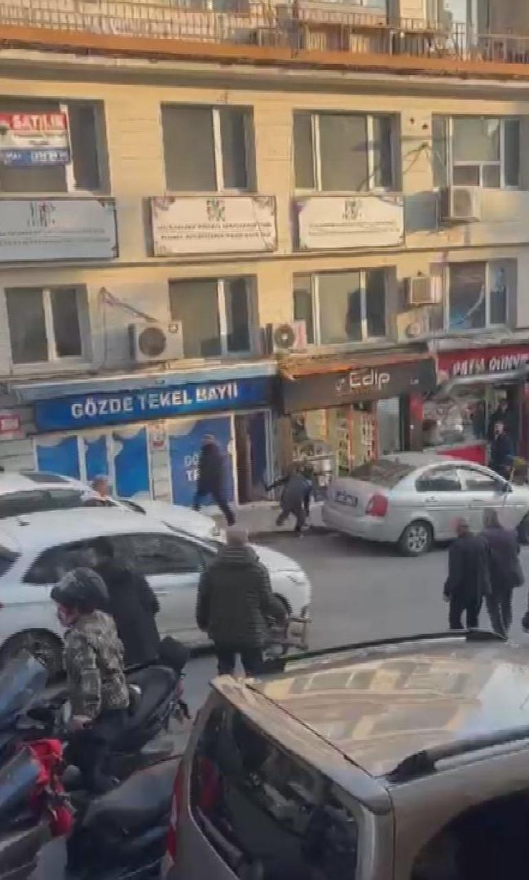 Fatihte etrafa rastgele bıçakla saldıran şüpheli kamerada