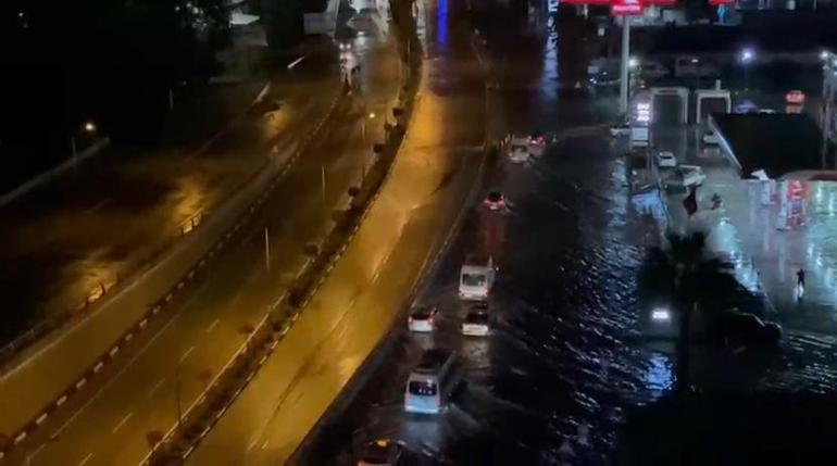 Hatayda sağanak; cadde ve sokaklar göle döndü