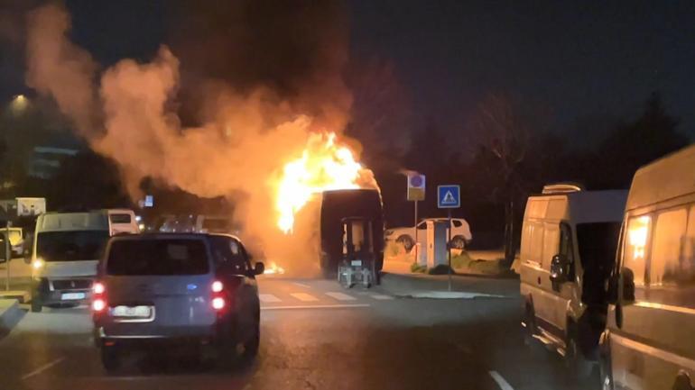 Kağıthanede park halindeki servis midibüsü alev alev yandı