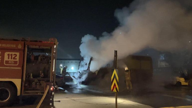 Kağıthanede park halindeki servis midibüsü alev alev yandı