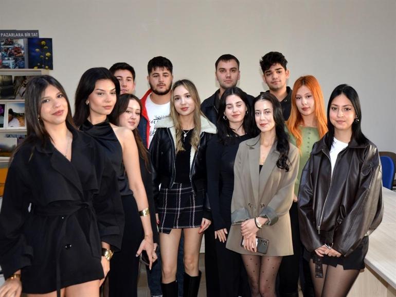 Üniversite öğrencileri ilkokulun kapılarını boyadı, kırık camlarını değiştirdi, kütüphane oluşturdu