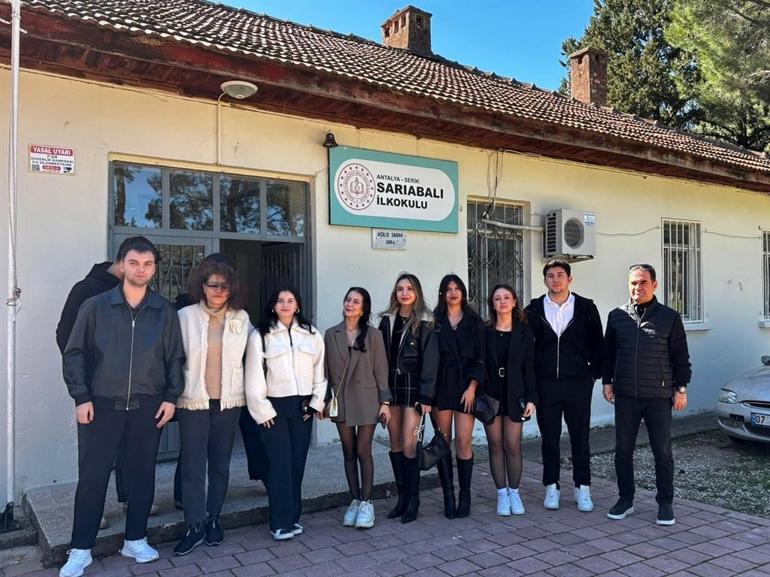 Üniversite öğrencileri ilkokulun kapılarını boyadı, kırık camlarını değiştirdi, kütüphane oluşturdu