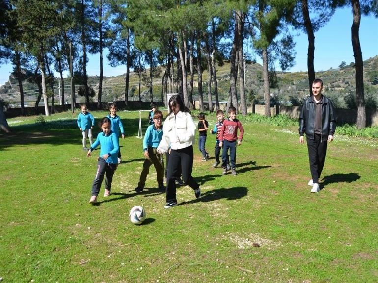Üniversite öğrencileri ilkokulun kapılarını boyadı, kırık camlarını değiştirdi, kütüphane oluşturdu