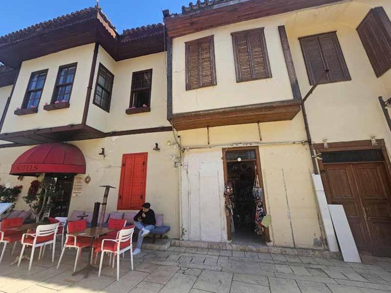 Müstehcen heykelcik’ şikayeti ile tarihi semtte 2 yıldır uygulanmayan karar hayata geçti