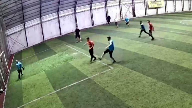 Halı sahada oynarken göğsüne top isabet edince kalbi durdu, hastanede kurtarılamadı