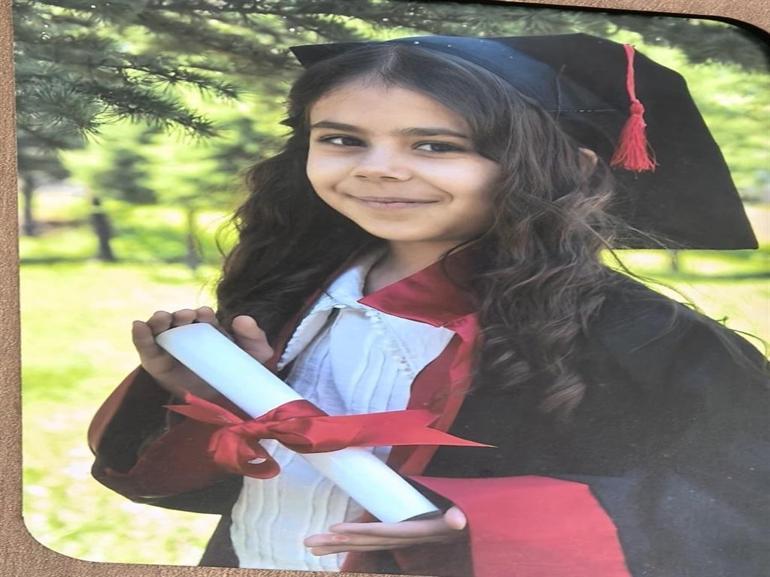 El freni çekilmeyen otomobilin çarptığı Öykü’nün ardından dedesi de kurtarılamadı