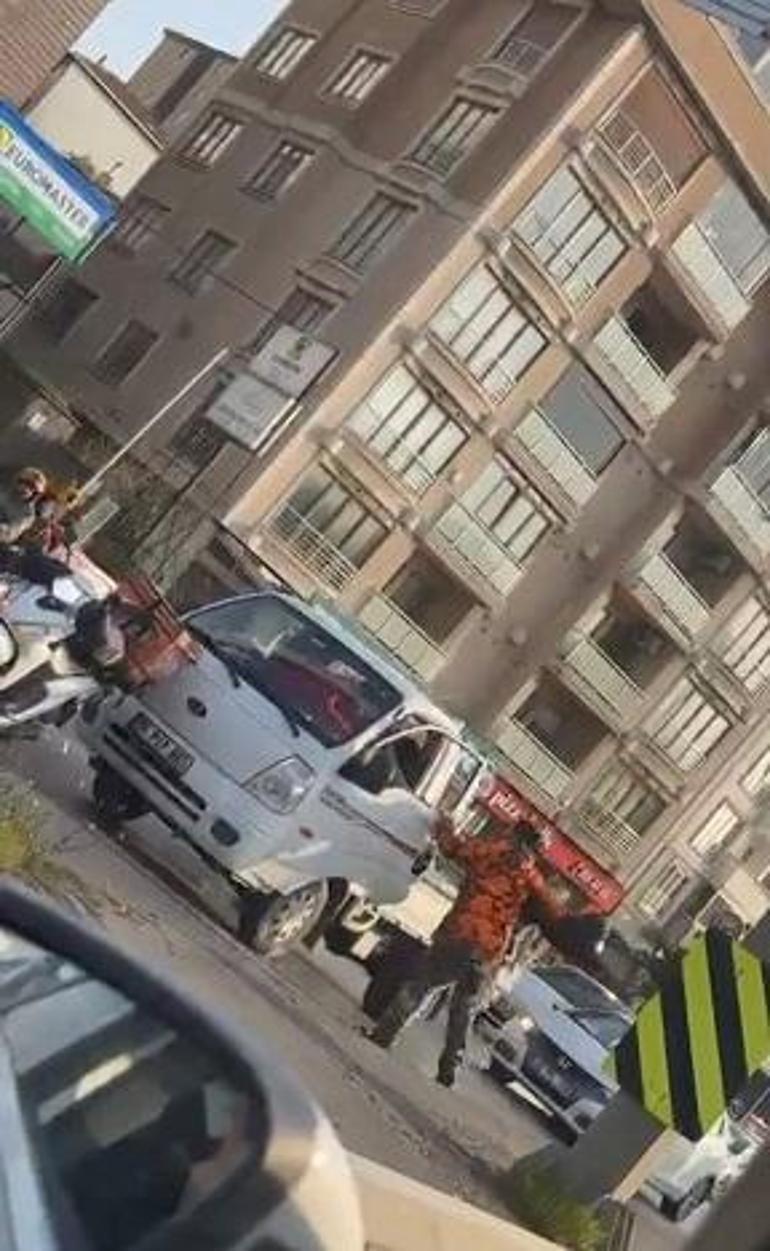 Maltepe’de tartıştığı sürücünün camını kaskla kıran motosikletli kamerada