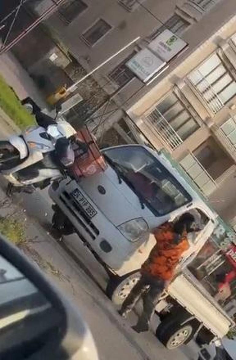 Maltepe’de tartıştığı sürücünün camını kaskla kıran motosikletli kamerada