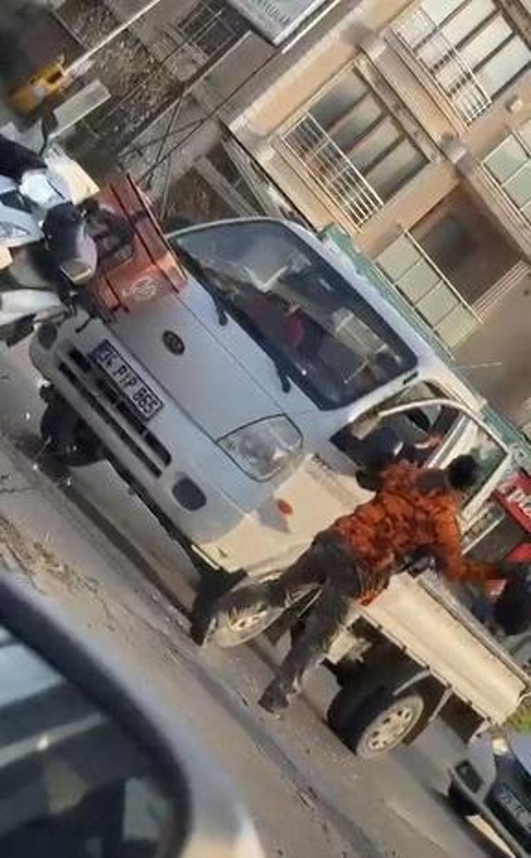 Maltepe’de tartıştığı sürücünün camını kaskla kıran motosikletli kamerada