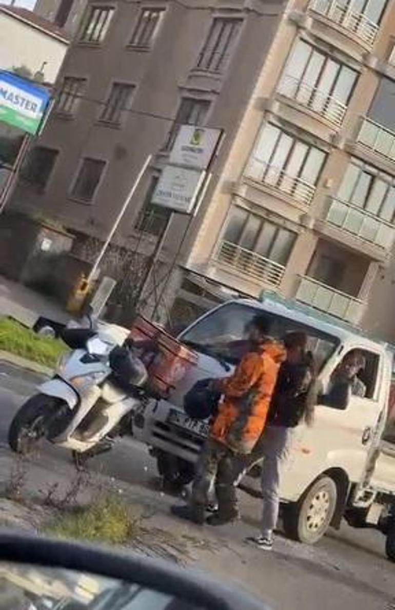 Maltepe’de tartıştığı sürücünün camını kaskla kıran motosikletli kamerada