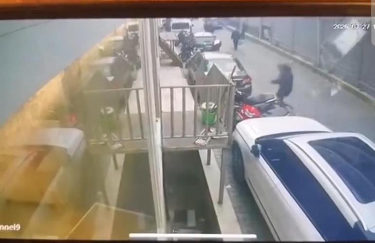 İş merkezindeki pencerenin sokağa düşmesi kamerada