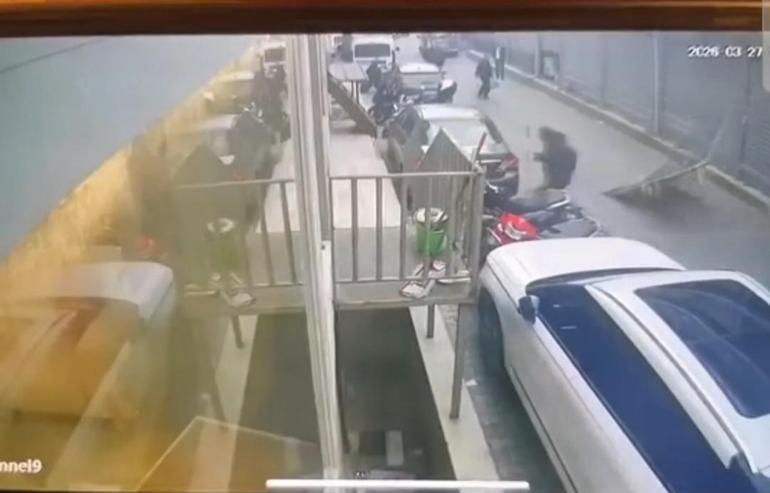 İş merkezindeki pencerenin sokağa düşmesi kamerada