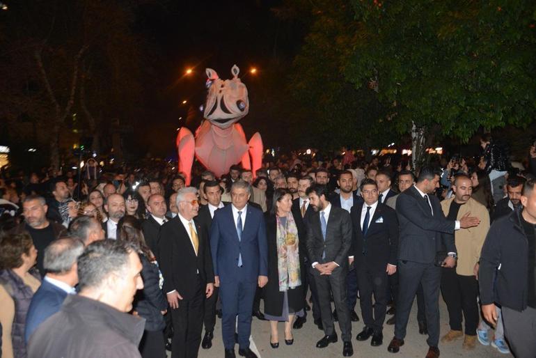 25’inci Uluslararası Adana Tiyatro Festivali, renkli kortejle ‘Perde’ dedi