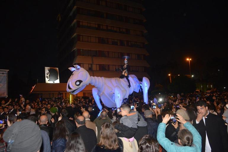 25’inci Uluslararası Adana Tiyatro Festivali, renkli kortejle ‘Perde’ dedi