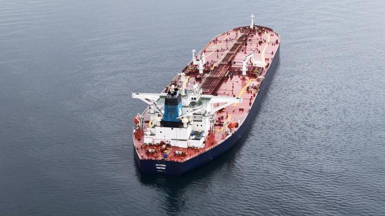 Karadenizde saldırıya uğrayan petrol tankeri Türkeli Demirleme Sahasına çekildi