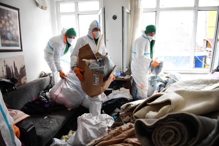 Mahkeme kararıyla boşaltılan evden 4 kamyon atık çıkarıldı