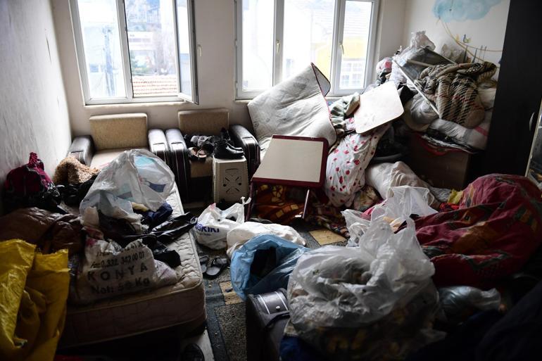 Mahkeme kararıyla boşaltılan evden 4 kamyon atık çıkarıldı