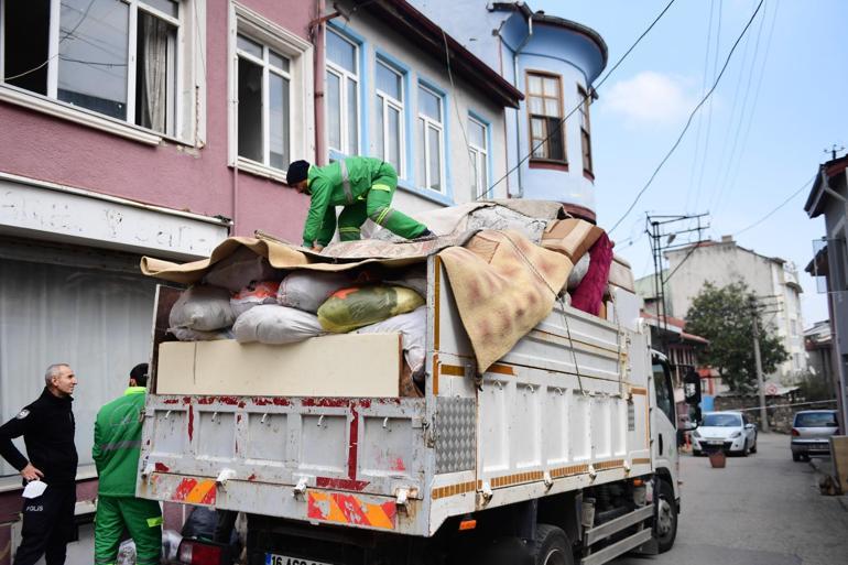 Mahkeme kararıyla boşaltılan evden 4 kamyon atık çıkarıldı