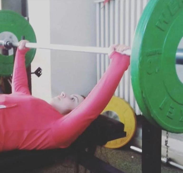 Annesinden böbrek nakli yapıldı, eğitimle hayata sarıldı