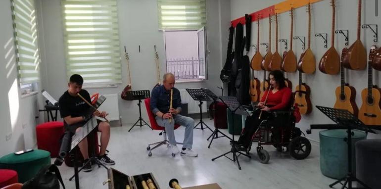 Annesinden böbrek nakli yapıldı, eğitimle hayata sarıldı