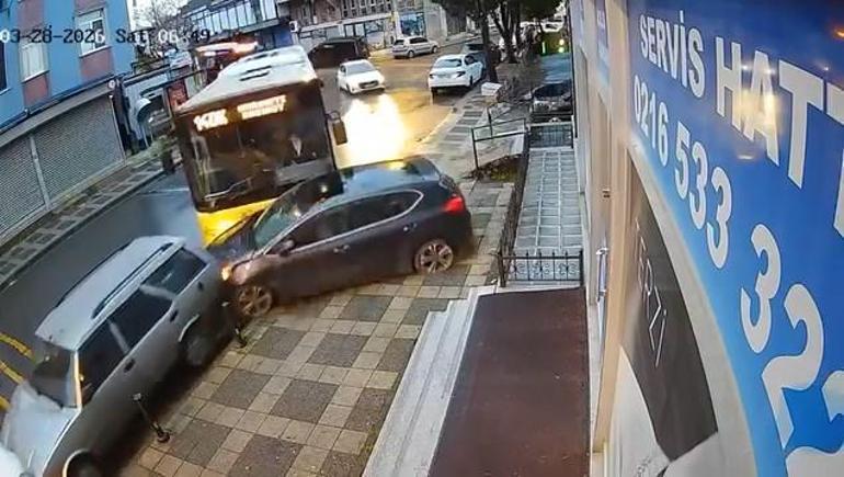 Ümraniyede İETT otobüsü park halindeki otomobillere çarptı; kaza kamerada