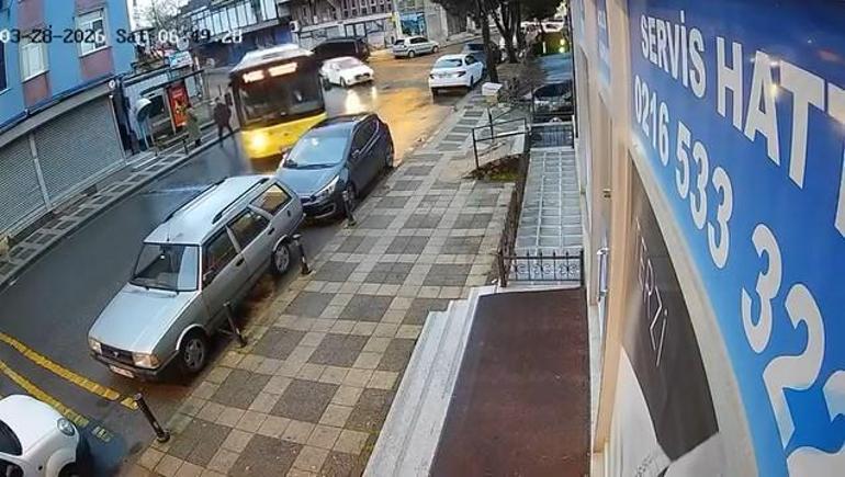 Ümraniyede İETT otobüsü park halindeki otomobillere çarptı; kaza kamerada