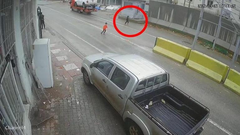 Yola fırlayan çocuk kazadan son anda kurtuldu