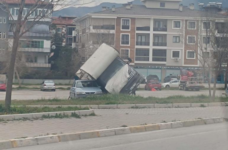 Denizlide kuvvetli rüzgar; ağaçlar devrildi, çatılar uçtu