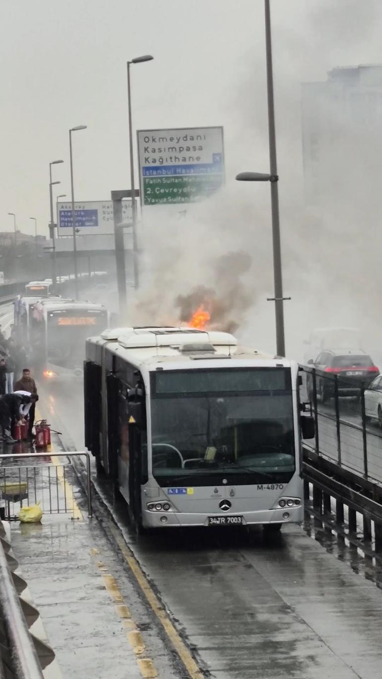 Şişlide metrobüste yangın