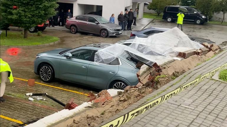 Aydında istinat duvarı çöktü; 4 otomobil hasar gördü