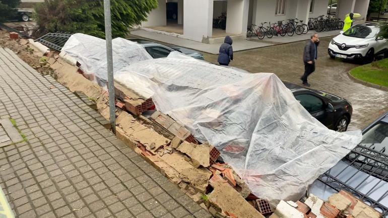 Aydında istinat duvarı çöktü; 4 otomobil hasar gördü