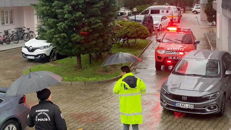 Aydında istinat duvarı çöktü; 4 otomobil hasar gördü