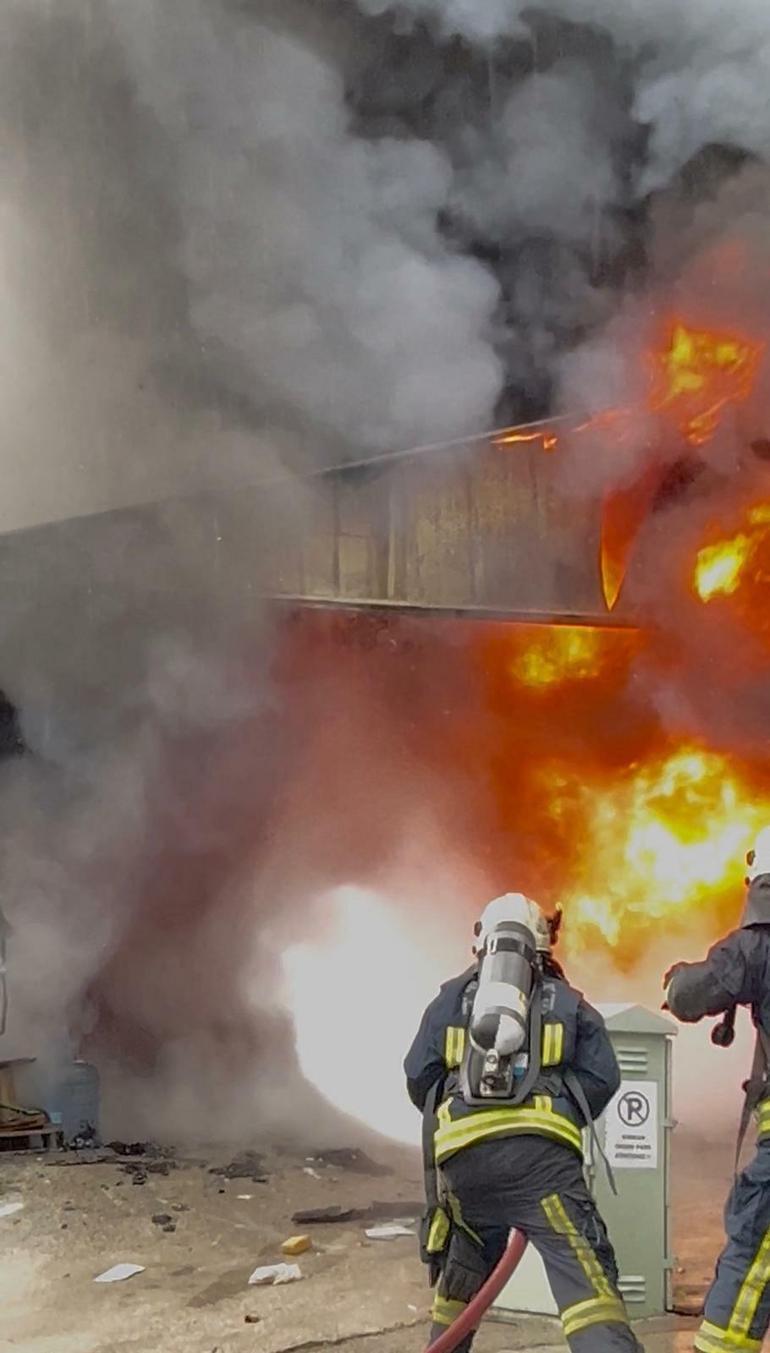 Antalyada araç boyama atölyesindeki yangın, bitişikteki iş yerine sıçradı